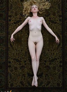 Обаятельная блондиночка позирует голая на ковре - фото #4