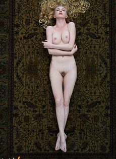Обаятельная блондиночка позирует голая на ковре - фото #5