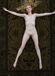 Обаятельная блондиночка позирует голая на ковре - фото #9