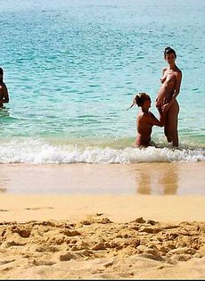 Девушки посетили нудистский пляж - фото #1