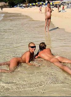 Девушки посетили нудистский пляж - фото #5