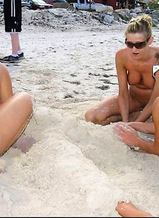 Девушки посетили нудистский пляж - фото #17