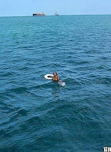 Девушка устроила отсос в открытом море - фото #15