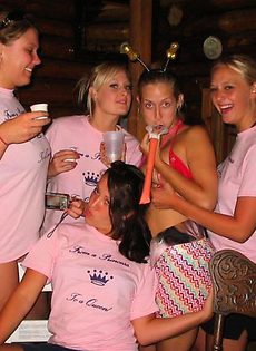 Молодые девушки откровенно онанируют на вечеринках - фото #2