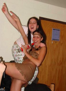Молодые девушки откровенно онанируют на вечеринках - фото #10