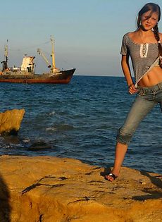 Морячка Ирина теребит руками пизду - фото #1