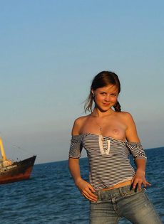 Морячка Ирина теребит руками пизду - фото #2
