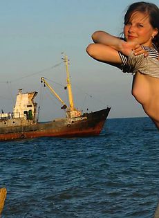 Морячка Ирина теребит руками пизду - фото #3