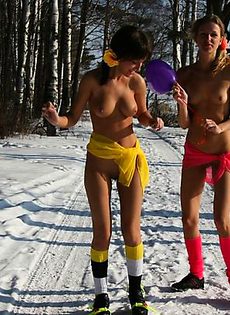 Зимние забавы двух голых подруг - фото #2
