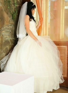 Невеста из Азии устроила стриптиз - фото #1