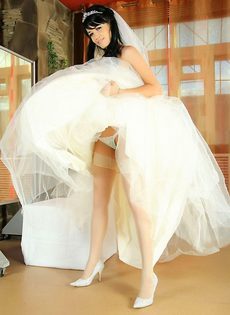 Невеста из Азии устроила стриптиз - фото #3