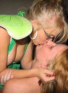 Прикольные девчонки целуются везде - фото #3