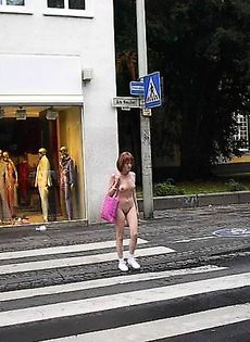 Девушки гуляют по городу в голом виде - фото #4