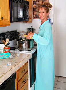 Девушка 40ка лет раздевается на кухне - фото #1