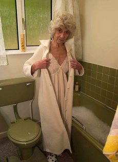 Бабулю застали в ванне - фото #1
