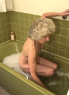 Бабулю застали в ванне - фото #9