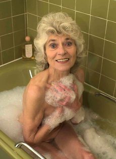 Бабулю застали в ванне - фото #12