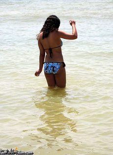 Красивая брюнетка на море в бикини - фото #9