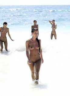 Сексуальные модели на пляже! - фото #16
