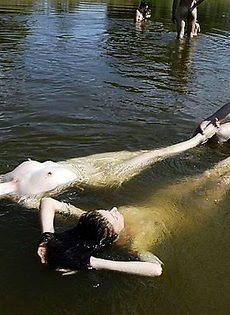 Купальщицы на озере - фото #3