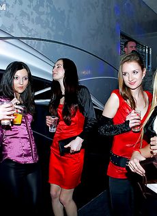 Классное групповое пати с девахами в ночном клубе - фото #2