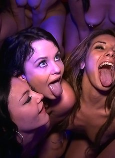 Секс с прелестными пьяными девушками на обычной вечеринке - фото #16