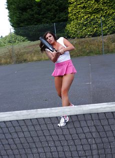 Сиськастая теннисистка кончает во время тренировки - фото #9