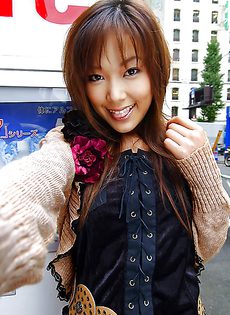 Улыбчивая азиатская девушка с волосатой узенькой киской - фото #1