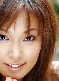 Улыбчивая азиатская девушка с волосатой узенькой киской - фото #2