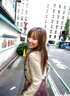 Улыбчивая азиатская девушка с волосатой узенькой киской - фото #3