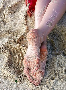 Азиатская девушка оголила свое стройное тельце на берегу моря - фото #12