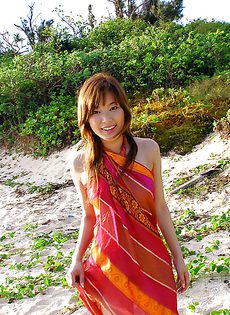 Азиатская девушка оголила свое стройное тельце на берегу моря - фото #13