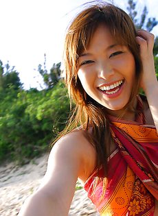 Азиатская девушка оголила свое стройное тельце на берегу моря - фото #15