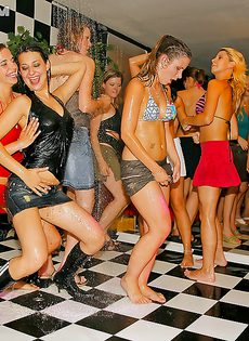 Вечеринка с раскрепощенными девушками превратилась в групповушку - фото #4