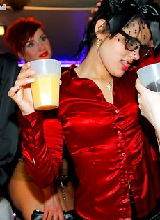 На вечеринке пьяных девушек раскрутили на групповую оргию - фото #10