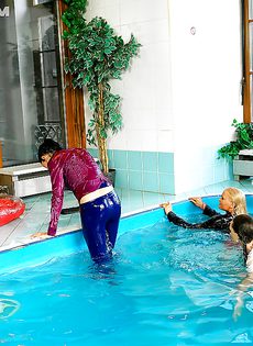 Подружки искупались в бассейне прямо в одежде - фото #16