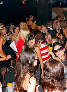 Европейские девушки в клубе удовлетворили незнакомых парней - фото #3