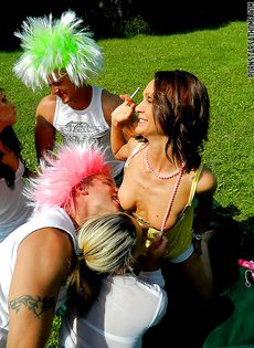 Откровенный групповой трах девушек на зеленой травке - фото #2