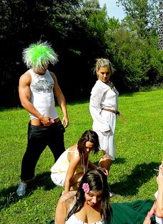 Откровенный групповой трах девушек на зеленой травке - фото #8