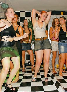 Молодые девушки напились и начали откровенно танцевать - фото #5