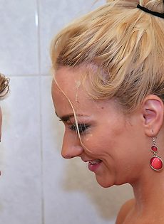 Две сексапильные блондинки принимают душ вместе - фото #3
