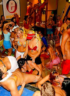 Массовое групповое порно с молодушками на секс вечеринке - фото #3