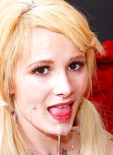 После секса лицо блондинки в тепленькой сперме - фото #15