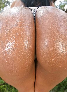 Большая мокрая задница сногсшибательной латинской девушки - фото #3
