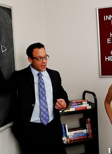 Преподаватель вогнал пенис в раскованную студентку с красивым телом - фото #1