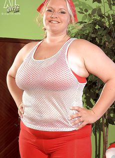Откровенная фото сессия жирной белобрысой женщины - фото #3