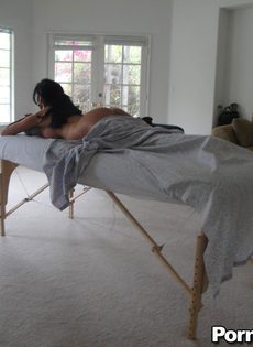Горячая брюнетка Ava Adams с огромными сиськами готовится к массажу - фото #11