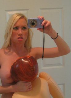 Грудастая блондинка делает домашние селфи перед зеркалом - фото #14