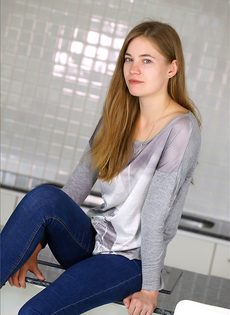 Молодая девушка с опухшими сосками и крошечными сиськами топлесс в узких джинсах - фото #1