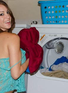 Домашние фотографии большешгрудой красавицы возле стиральной машины - фото #5
